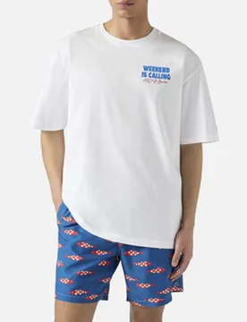 T-shirt bianca mezza manica con maxi stampa Weekend is Calling sul retro - MC2 SAINT BARTH - FashionsVida