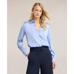Camisa de mujer de satén ajuste regular abertura frontal con botones a la vista