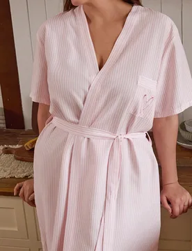 Bata de mujer talla grande con textura de burbujas, rayas rosas, bolsillo y bordado de corazón - Shein - FashionsVida