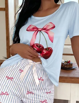 Conjunto de pijama para mujer SweetSlumber con top de manga corta con estampado de lazos y cerezas y shorts a rayas con mariposas - Shein - FashionsVida
