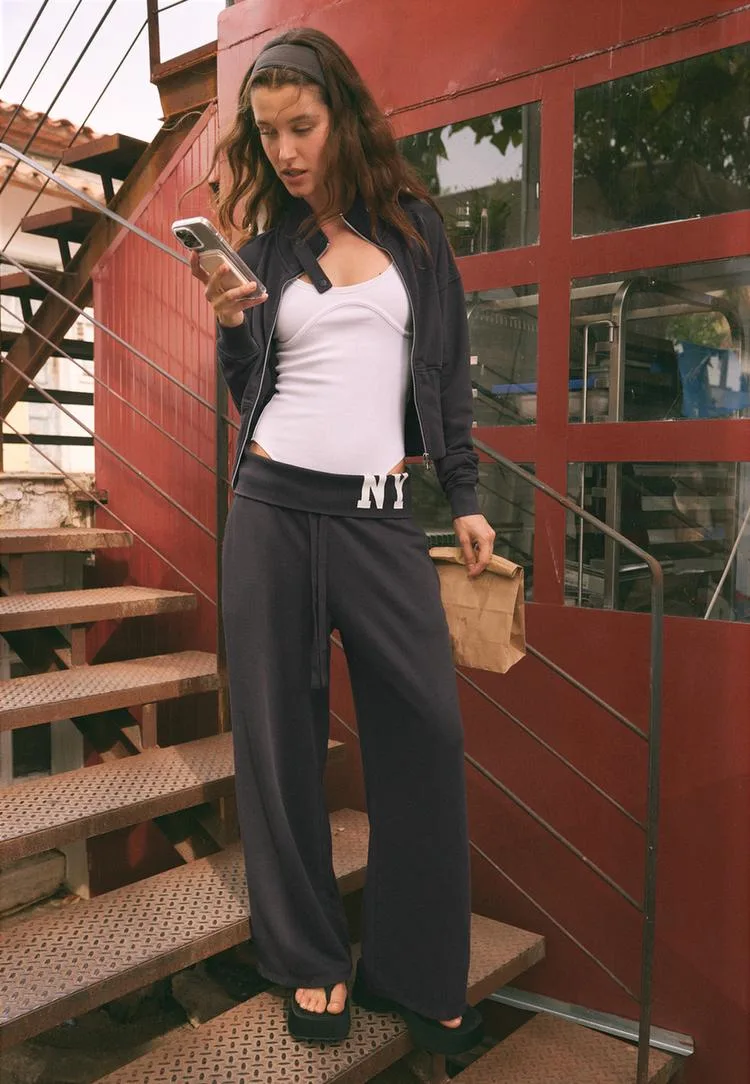 Jogginghose im Washed-Look mit NY-Print Graumeliert M - Stradivarius - FashionsVida