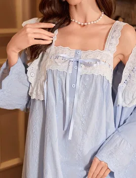 Conjunto de pijama de camisola, bata y babydoll con adorno de lazo de satén, ribete de volantes y contraste de color, traje de estilo palaciego con b - Shein - FashionsVida