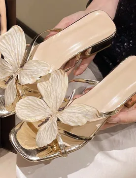 Nuevas sandalias de verano francesas con tacón grueso y dorado, sandalias elegantes de tacón alto con decoración de mariposa dorada y versátil par - Shein - FashionsVida