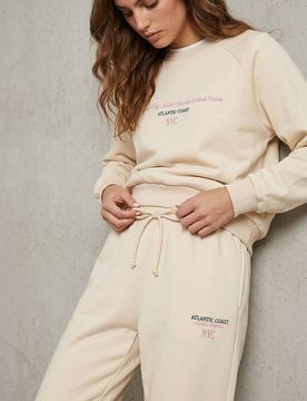 Pantaloni regular jogger fleece con scritta ricamata NYC - nude