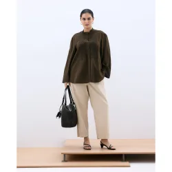 Blusa de mujer con manga larga y bordado en pechera
