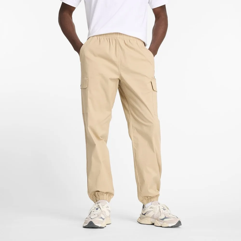 Pantalón Twill Cargo Jogger de Hombre - New Balance - FashionsVida