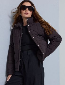 Giacca puffer trapuntata con colletto alto - marrone scuro