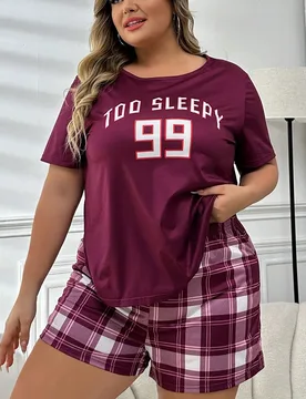 Conjunto de pijama de top de manga corta con estampado de letras y shorts a cuadros, talla grande - Shein - FashionsVida