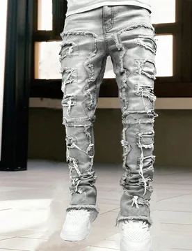 Jeans de estilo callejero de moda para hombres con dobladillo deshilachado en capas, estilo emo - Shein - FashionsVida