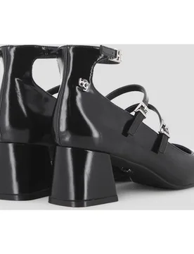 Zapatos de salón de mujer con tiras en la parte superior y cierre con hebillas - Blogger - FashionsVida