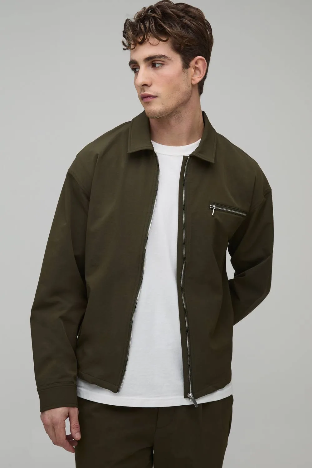 Herren Regular Technical Zip-Tasche Overhemd Khaki Größe Medium - boohooMAN - FashionsVida