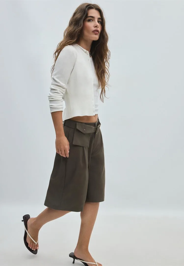 Elegante Bermudashorts mit Gürtel Braun 40 - Stradivarius - FashionsVida