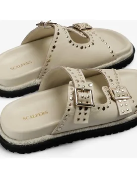 Sandalias planas de mujer de piel con doble hebilla y tachuelas - Scalpers - FashionsVida
