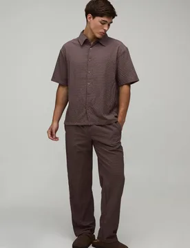Herren Gestreiftes Seersucker Übergroßes Hemd & Entspannte Hosen Set Chocolate Größe Large - boohooMAN - FashionsVida