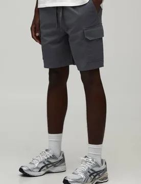 Herren Essenzielle Schmal Geschnittene Cargo-Shorts Mit Elastischem Bund Aus Twill In Mittlerer Länge Grey Größe Large - boohooMAN - FashionsVida