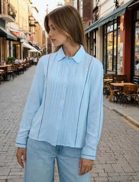 Camicia regular fit in viscosa con inserti traforati - blu pallido