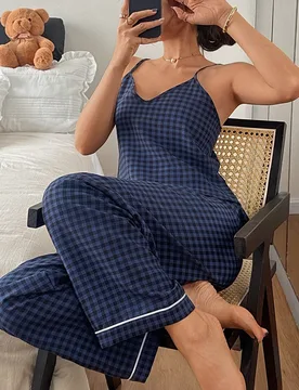 Conjunto de pijama de mujer con camiseta de tirantes de cuello en V y pantalones a cuadros - Shein - FashionsVida