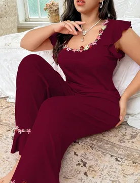 Conjunto de pijama de top de manga corta con cuello de pico y pantalones con decoración de bordado floral para mujer de talla grande, para la tempora - Shein - FashionsVida