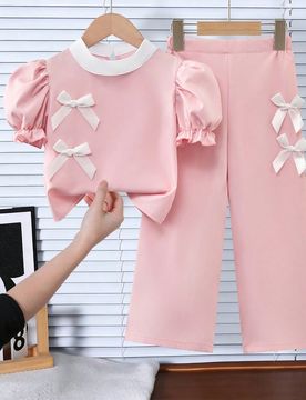 Conjunto de blusa de cuello redondo con mangas de pétalos y lazo, y pantalones casuales para niña