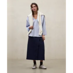 Camisa de mujer con diseño slip-on y aberturas laterales