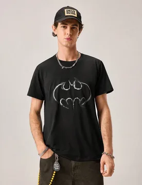 Camiseta de manga corta de cuello redondo con estampado de patrón de humo de Batman minimalista para hombre, verano - Shein - FashionsVida