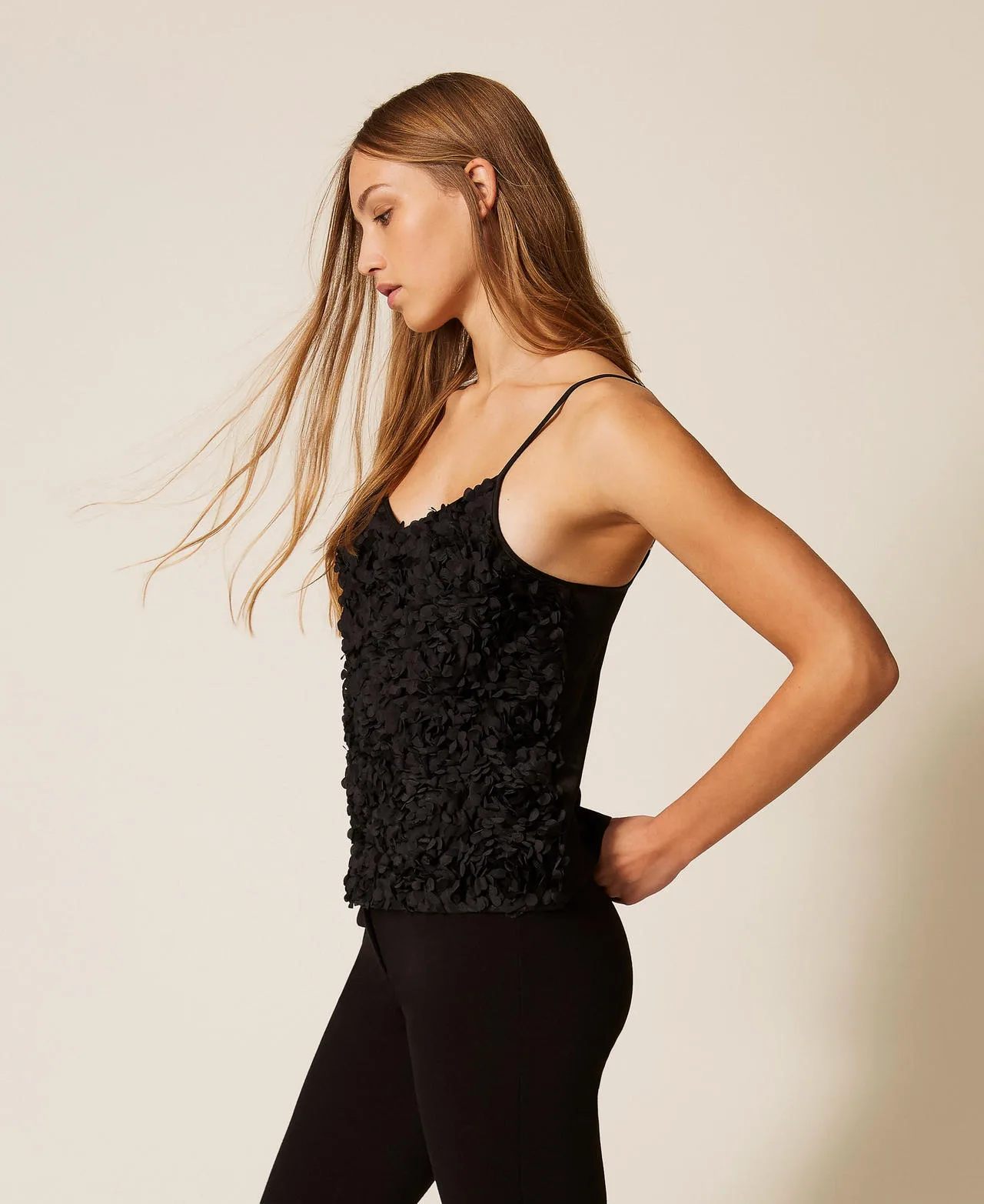 Top en crêpe de Chine et tulle avec fleurs - Actitude by Twinset - FashionsVida