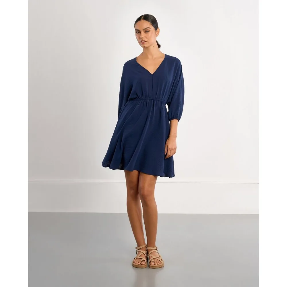 Vestido corto de manga larga detalle pliegues - Lili Sidonio - FashionsVida