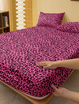 Juego de sábanas de 2/3 piezas con estampado de leopardo rojo rosa de moda (1 sábana ajustable + 1/2 fundas de almohada), protector de colchón, cub - Shein - FashionsVida