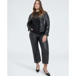 Pantalones de mujer cropped en tejido revestido con motivos florales cómodo con motivos florales calados