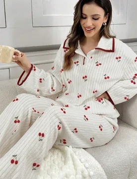 Conjunto de pijama de mujer con estampado de cereza en contraste, cuello vuelto, media cartera y esponjoso, para otoño/invierno, ropa de temporada de - Shein - FashionsVida