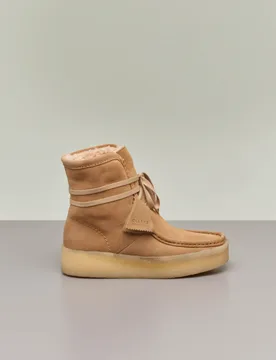 Stivaletto Wallabee Cup Hi color cammello con tomaia in pelle scamosciata e fodera interna in lana - Clarks - FashionsVida
