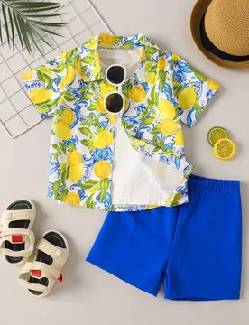 Piezas Conjunto de camisa de manga corta con estampado de limones frescos y pantalones cortos azules de estilo retro y casual para niños pequeños - Shein - FashionsVida