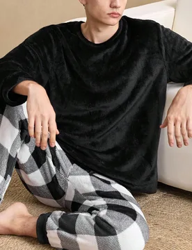 Conjunto de 2 piezas para hombre: Top de manga larga de cuello redondo sólido y pantalón largo a cuadros para estar en casa, ropa de otoño e invier - Shein - FashionsVida