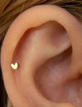 Pieza Pendiente plano de plata de ley 925 hipoalergénico con mini corazón dorado con rosca interna Pendiente plano para cartílago Pendiente sin cie