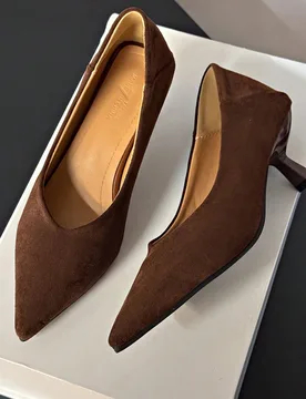 Nuevos tacones altos de punta francesa de primavera/otoño, zapatos de trabajo elegantes de gamuza con escote bajo para mujer, tacón de gatito - Shein - FashionsVida