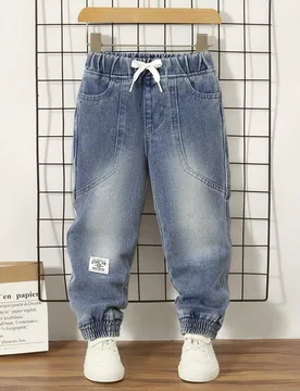 Pantalones vaqueros casuales para niño pequeño con bolsillos, cordón y cinturón, con estampado de letras - Shein - FashionsVida