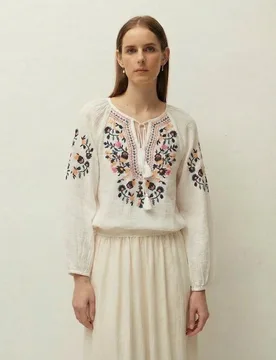Camisa de mujer bordada y con escote mao - System Action - FashionsVida