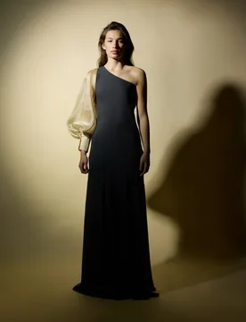 Vestido caprile x manga asimétrica organza - Silbon - FashionsVida