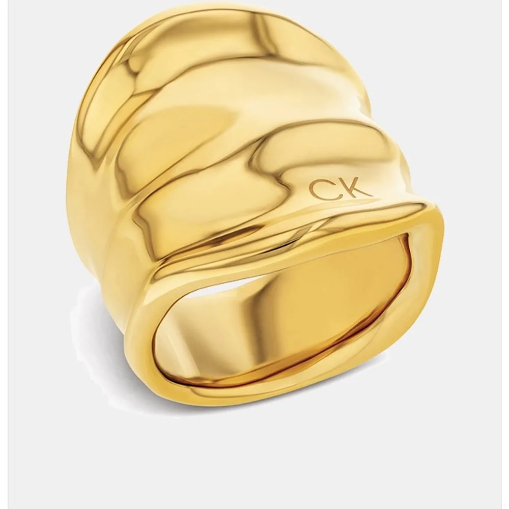 Anillo Elemental de acero dorado - Calvin Klein - FashionsVida