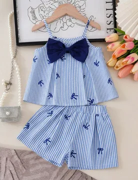 Conjunto de top de tirantes con diseño de rayas de colores y shorts con pliegues y decoración de lazo para niñas pequeñas, lindo y dulce para uso - Shein - FashionsVida