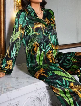 Conjunto de pijama con top de solapa y pantalones con estampado de leopardo de seda sintética, ropa de otoño e invierno, detalles acogedores y elega - Shein - FashionsVida