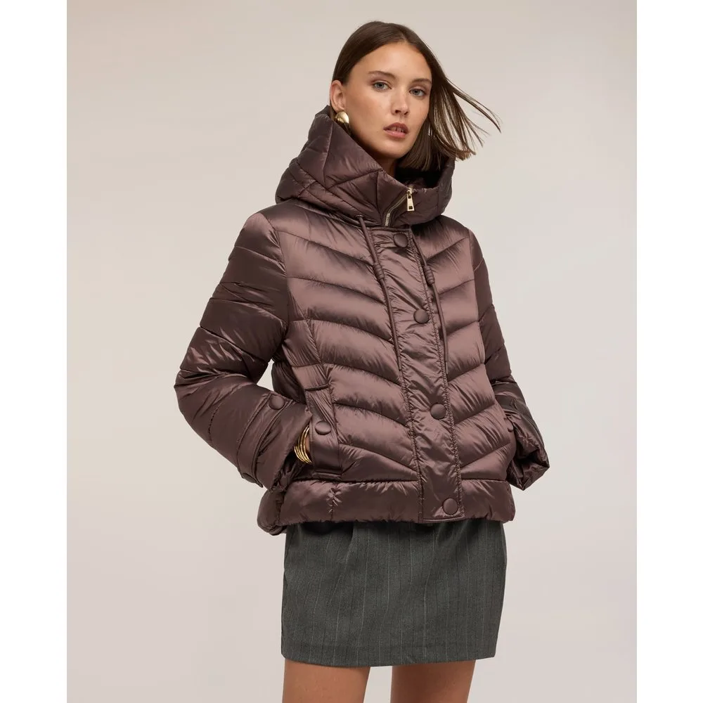 Plumífero de mujer corto con capucha modelo corto ajuste regular - Motivi - FashionsVida
