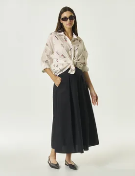 Gonna midi nera in popeline a faldoni con elastico in vita e tasche laterali alla francese - Hlo! - FashionsVida