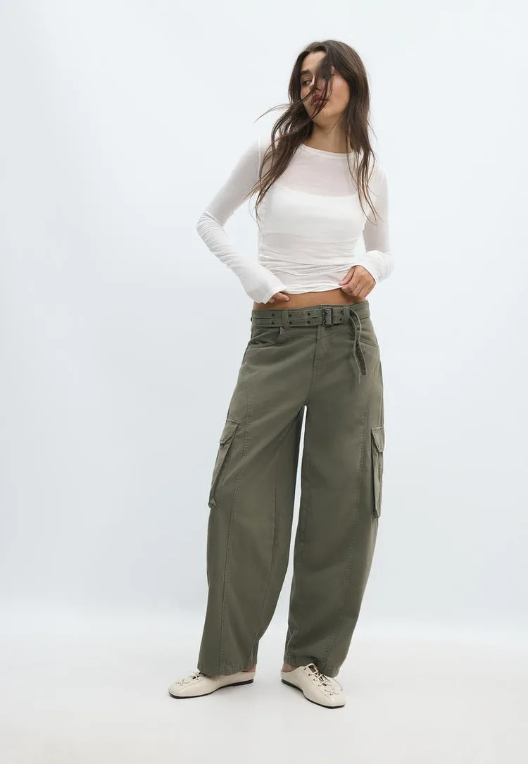 Barrel-Cargohose Khaki 36 - Stradivarius - FashionsVida