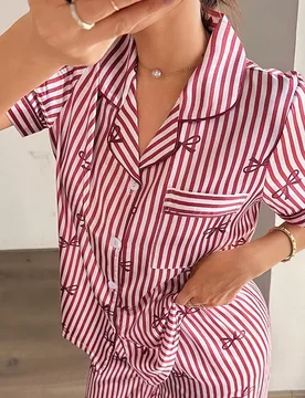 Conjunto de pijama de manga corta con corbata de moño de seda sintética a rayas para mujer - Shein - FashionsVida