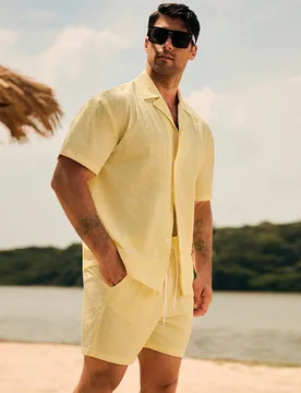 Conjunto de camisa de manga corta de un solo color con botones y pantalones cortos para hombre, conjunto de playa para hombre, atuendo de Cancún para - Shein - FashionsVida