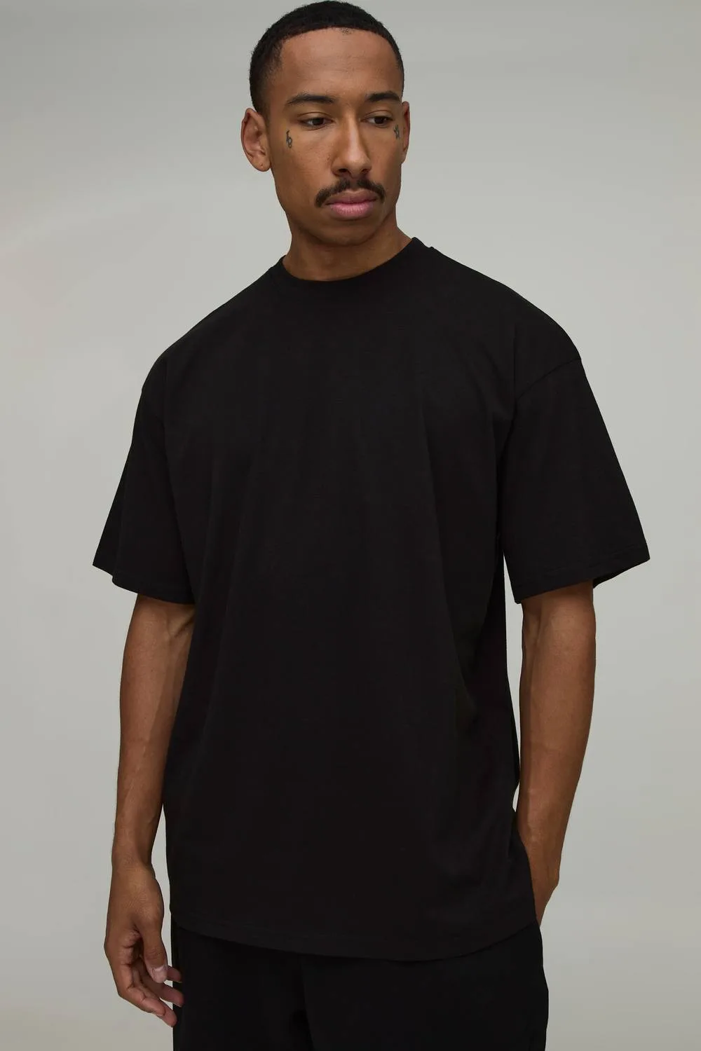 Herren Basic Oversized Rundhals T-Shirt Black Größe Small - boohooMAN - FashionsVida