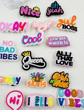 Piezas de dijes de PVC para zapatos con frases en inglés, aptos para pantuflas y sandalias, diseño lindo, regalo creativo para fiestas - Shein - FashionsVida