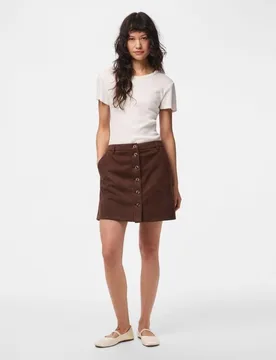 Falda corta de antelina y corte evasé - Pieces - FashionsVida