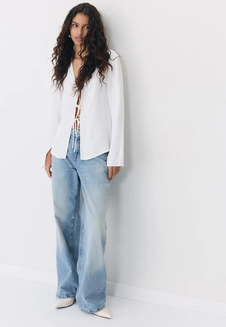 Satinierte Bluse mit Schleifen Ecru S - Stradivarius - FashionsVida